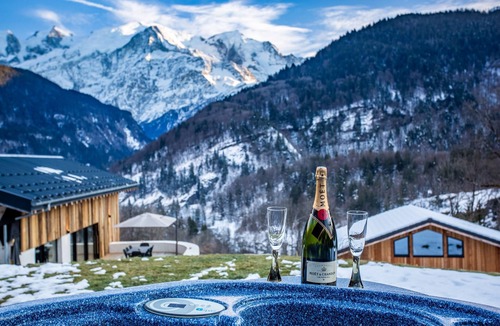 Servoz Ski Chalet | Chamonix Valley Chalet with spectacular views, large open plan modern