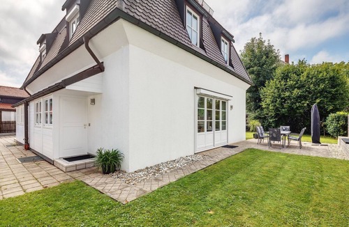 Nymphenburg House | Charming 4-bedroom house with AC and WiFi in fabulous München