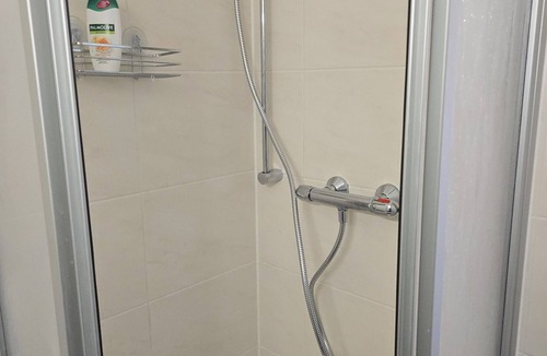 Amberg Apartment | Charming and peaceful studio with gorgeous green backyard view. Energy boosting