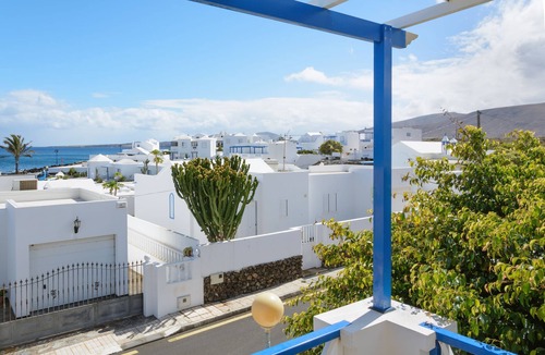 Arrieta Apartment | Charming Apartment "4 Alto" Close to Beach with Balcony, Wi-Fi & Mountain View