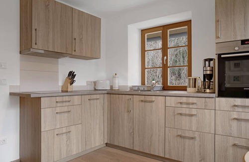 Bad Toelz Apartment | Charming Apartment “Ferienwohnung Birke” with Mountain View, Wi-Fi