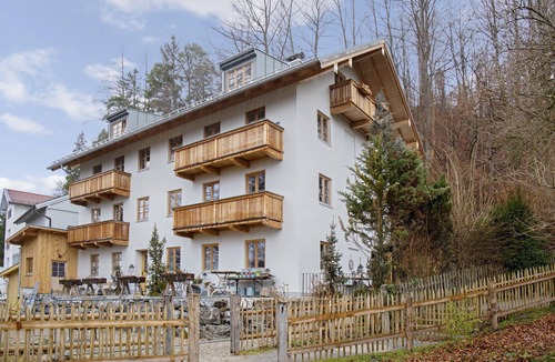 Bad Toelz Apartment | Charming Apartment “Ferienwohnung Birke” with Mountain View, Wi-Fi