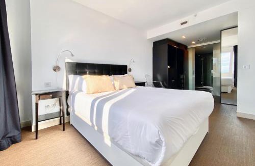 Castillejos Apartment | Charming Eurobuilding Skyline Madrid