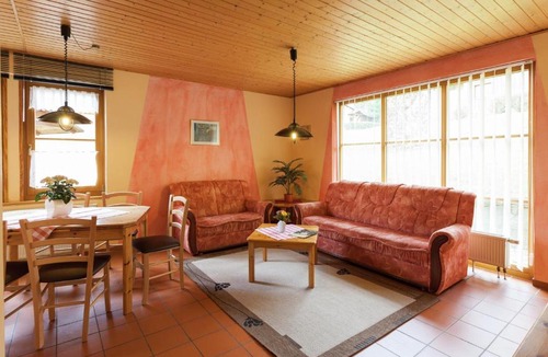 Neuscheidenbach House | Charming Holiday Home in Schirgiswalde near forest