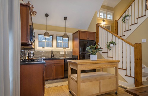 Cheshire House | Cheshire Cottage | Pet Friendly, Hot Tub & 5-Minutes to Town!