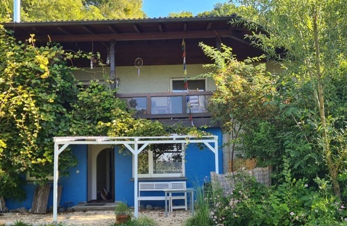 Steisslingen Apartment | Children's and dog paradise with large fenced garden