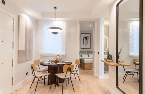 Malasana Apartment | Chueca IV calle Escorial 2BR 2BH