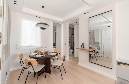 Malasana Apartment | Chueca IV calle Escorial 2BR 2BH