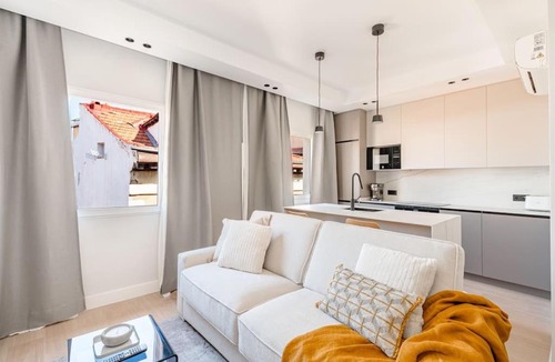 Malasana Apartment | Chueca IV calle Escorial 2BR 2BH