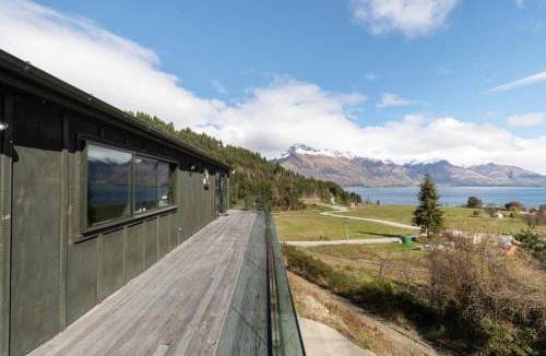 Closeburn House | Closeburn LakeView House