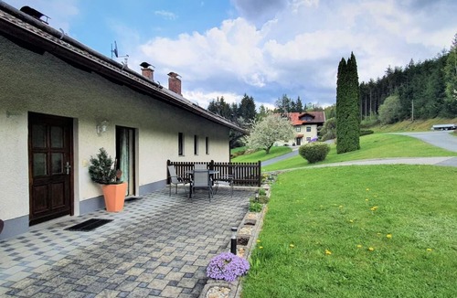 Arnbruck Apartment | Comfort vacation apartment (55 m²) for up to two people with sunbathing lawn and barbecue