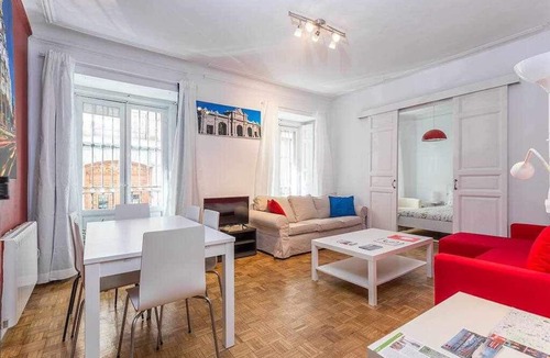 Golden Triangle of Art Apartment | comfortable and centrally located 2 room apartment
