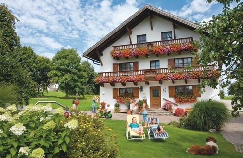 Eschlkam Apartment | Comfortable vacation apartment (100 sqm) with free WLAN