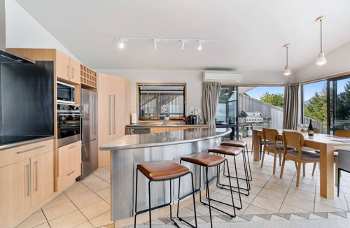 Fernhill House | Condo On Caples |Entertainers Dream + Hot Tub
