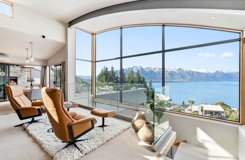 Fernhill House | Condo On Caples |Entertainers Dream + Hot Tub