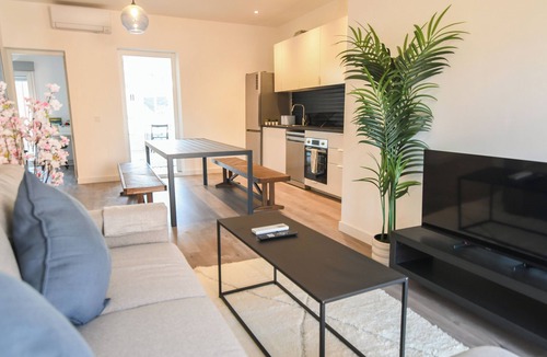 Usera Apartment | Contemporary chic Sun-Drenched Oasis with Terrace