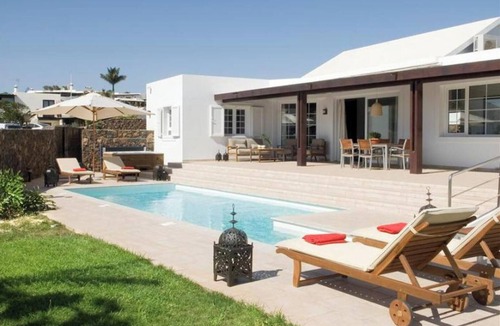 Los Mojones Villa | Contemporary Puerto del Carmen Villa | 3 Bedrooms | Casa Janubio Dos | AC
