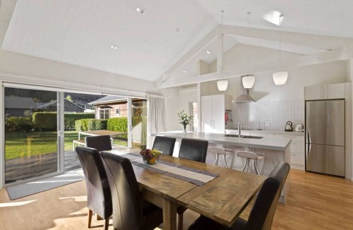 Arthur's Point House | Coronet View - Family home with BBQ close to town