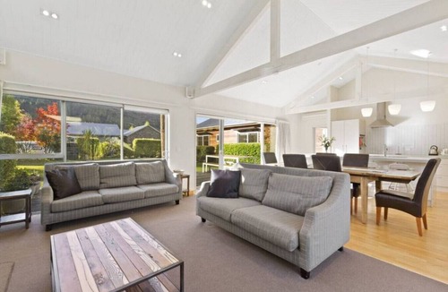 Arthur's Point House | Coronet View - Family home with BBQ close to town