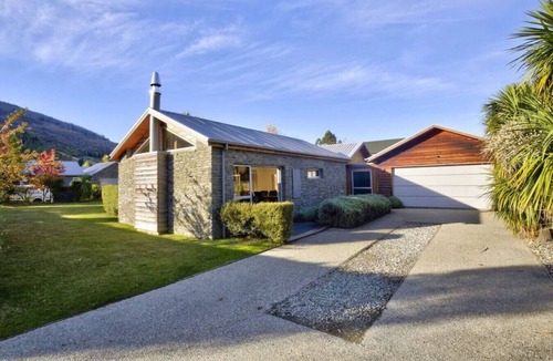 Arthur's Point House | Coronet View - Family home with BBQ close to town