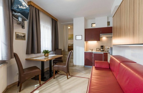 Stumm Apartment | Cosy apartment for 4 people with WIFI, pool, TV, balcony and pets allowed
