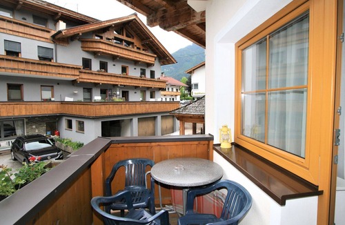 Stumm Apartment | Cosy apartment for 4 people with WIFI, pool, TV, balcony and pets allowed