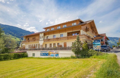 Stumm Apartment | Cosy apartment for 4 people with WIFI, pool, TV, balcony and pets allowed