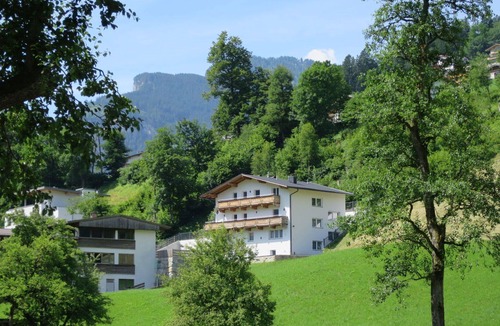 Laimach Apartment | Cosy apartment for 8 guests with WIFI, TV, balcony, pets allowed and parking