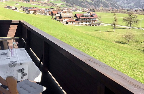 Laimach Apartment | Cosy apartment for 8 guests with WIFI, TV, balcony, pets allowed and parking