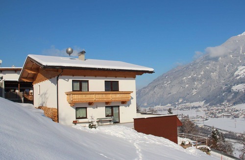 Emberg Apartment | Cosy apartment for 6 guests with WIFI, TV, terrace, pets allowed and panoramic view