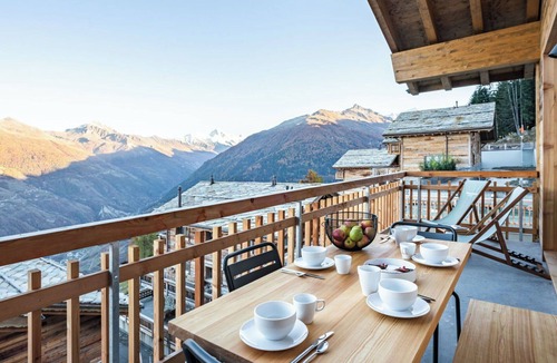 Heremence Apartment | Cosy apartment for 6 guests with WIFI, TV, balcony and pets allowed