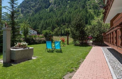 Saas Almagell Apartment | Cosy apartment for 5 guests with WIFI, TV and balcony
