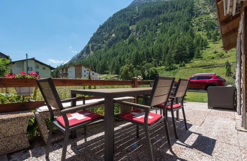 Saas Almagell Apartment | Cosy apartment for 5 guests with WIFI, TV and balcony