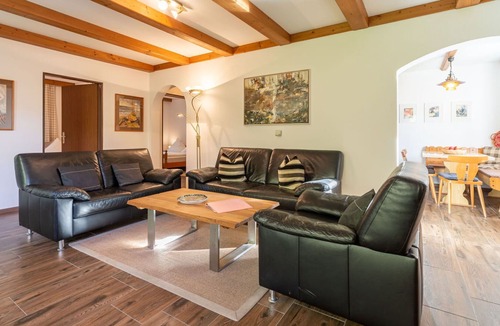 Arrach Apartment | Cosy apartment for 12 guests with WIFI, TV, patio, pets allowed and parking