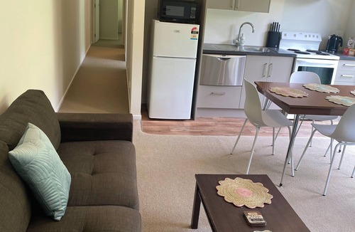 Arthur's Point Apartment | Cosy family friendly apartment nestled amongst the stunning Queenstown mountains