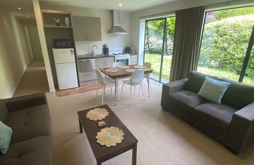 Arthur's Point Apartment | Cosy family friendly apartment nestled amongst the stunning Queenstown mountains