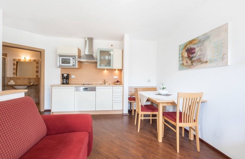 Tirolo Apartment | Cosy Holiday Apartment "Tischlerhof - Typ C" with Wi-Fi and Mountain View