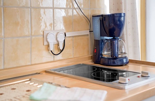 Gschwall Apartment | Cosy Holiday Apartment "Holzner Klein" with Balcony, Mountain View & Wi-Fi