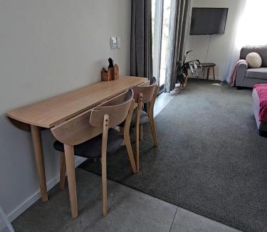 Lake Hayes Apartment | Cosy Ski Vibe with Drying Room