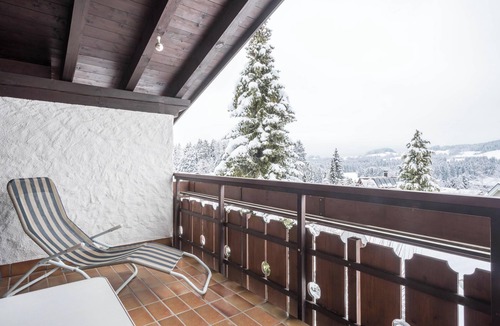 Irsengund Apartment | Cosy Vacation Apartment "Bergblick" with Great View, Two Balconies & Wi-Fi