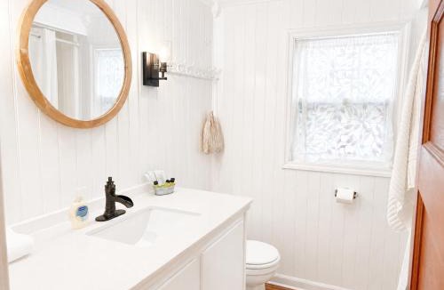 Wolfeboro Apartment | Cottage 11 - Double Queen Beds plus Child Loft w 2 Twins Private Bath & Kitchenette Pets Allowed Fee applies