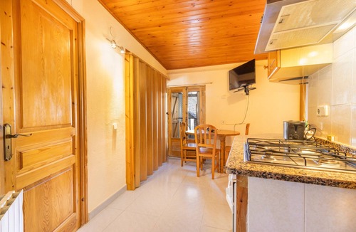 Durro House | Country House 'Casa Garbot' with Mountain View and Private Garden