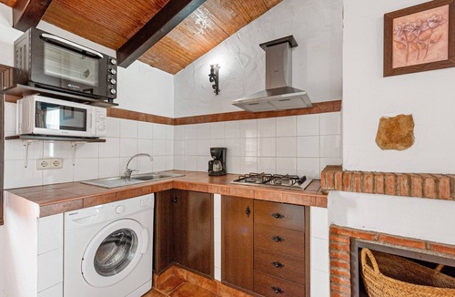 Almogia House | Country House 'El Granero' with Lake View, Shared Pool and Wi-Fi