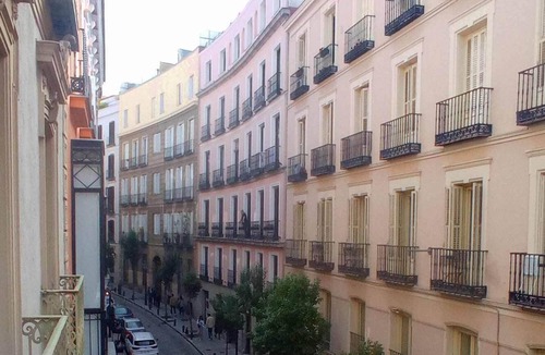 Palacio Apartment | Cozy and Elegant Blue Room with 2 balconies in Opera