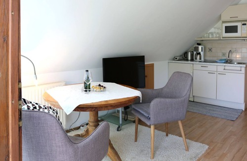 Sommerach Apartment | Cozy apartment with a small, romantic balcony with a view of the wine arbor
