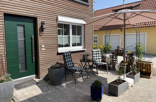 Segnitz Apartment | Cozy barrier-free FEWO in new building directly between vineyards and the Main river