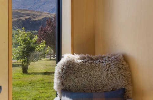 Lake Hayes Cabin | Cozy Cabin called The Lake Hayes Hut, situated in Queenstown
