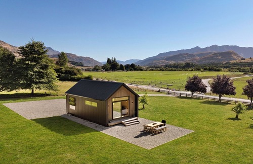 Lake Hayes Cabin | Cozy Cabin called The Lake Hayes Hut, situated in Queenstown