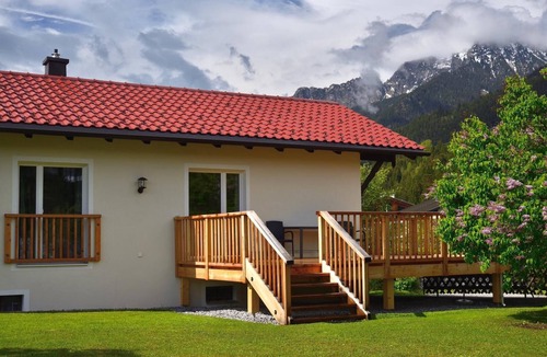 Reutte House | Cozy cottage with large garden, balcony, veranda