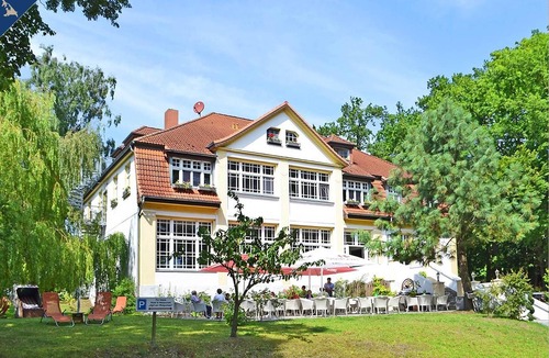 Korswandt Apartment | Cozy holiday bungalow in a quiet forest location, 800 m from the Wolgastsee.